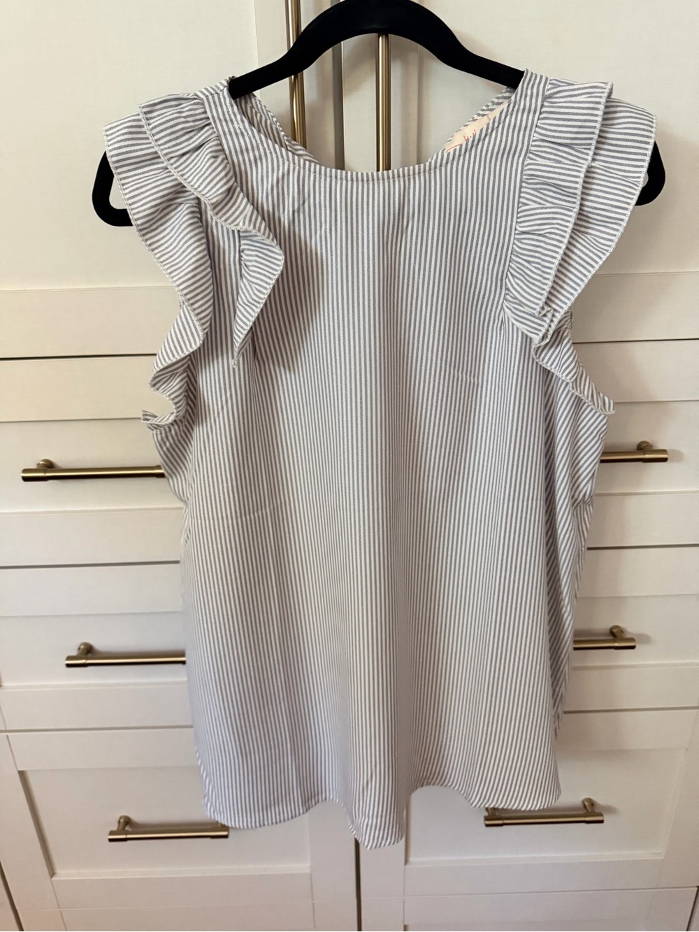 Sz L like new Hailey & Co. ruffle sleeve stripe sleeveless blouse